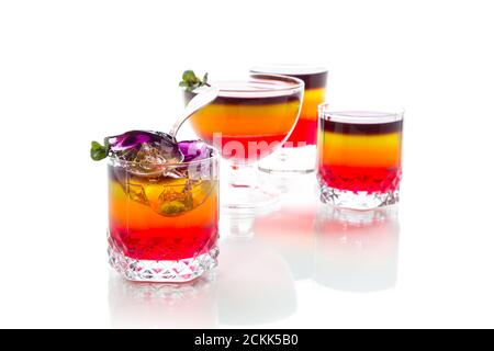 Süßes, vielfarbiges Fruchtgelee in einer Glastasse Stockfoto