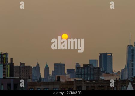 Rauch aus den Waldbränden an der Westküste kommt Mitte September in New York City an. Blick auf Lower Manhattan während der COVID-19 Pandemie. Stockfoto