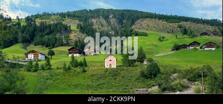 Panorama mit Berghöfen und einer Kapelle am Hang im Gailtal Osttirols, Österreich Stockfoto