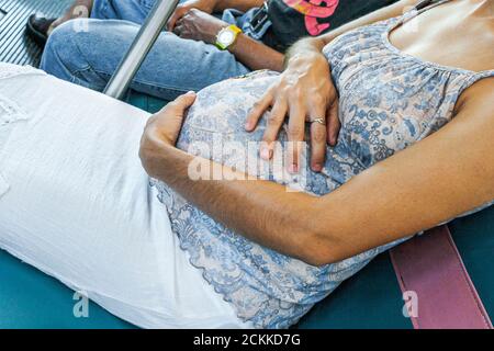 Miami Beach Florida, Miami-Dade Metrobus an Bord innen öffentlichen Bus Fahrgast Fahrer Hispanic Frau mit schützenden Bauch schwanger Bauch Stockfoto