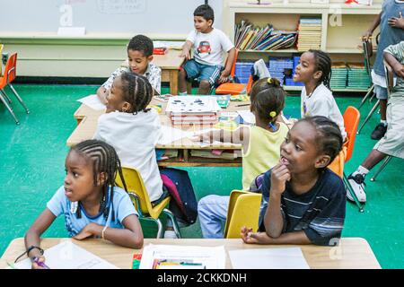 Miami Florida, Frederick Douglass Elementary School, innen, Nachbarschaft mit niedrigem Einkommen, schwarze Schwarze, afrikanische Studenten, Mädchen, Jungen, Klassenzimmer, Schreibtische Stockfoto