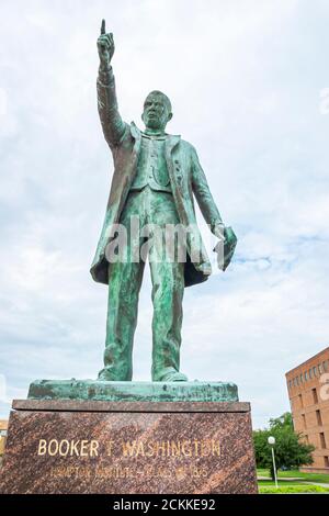 Virginia Hampton University Tidewater Area, historischer Campus, historisch Black Colleges Universitäten HBCU, Schulbucherin T. Washington Statue zeigt Stockfoto