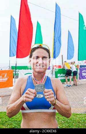 Hampton Virginia, Tidewater Area, Buckroe Beach, Tri American Triathlon Annual Event Competition Competitors participant race, woman showing off Medal Stockfoto