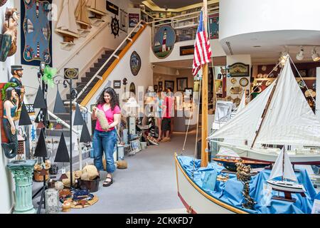 Newport News Virginia, Mariners' Museum and Park, historische Sammlungsausstellungen im Inneren zeigt Schiffsmodelle, Artefakte Frau, die Touristen besucht Stockfoto