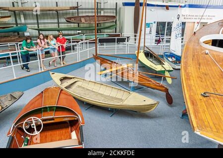 Virginia Newport News Mariners' Museum,historische Ausstellungssammlung Ausstellungsgalerie,handgefertigte Boote suchen Teenager Teenager Jungen Mädchen Stockfoto