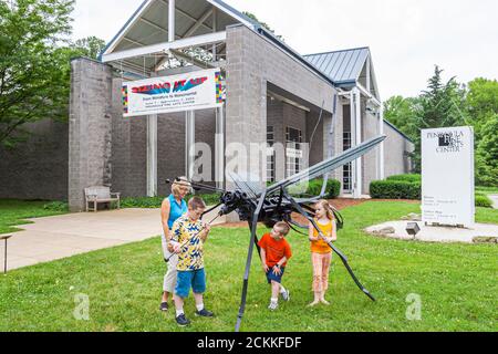 Newport News Virginia, das Peninsula Fine Arts Center Center, außen Vordereingang Familie suchen, Kunst Kunst Kunst Skulptur Jungen Mädchen Stockfoto