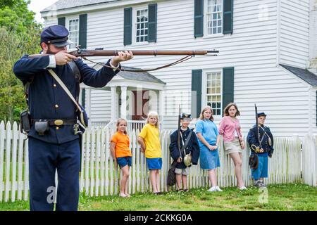 Virginia Newport News Lee Hall Mansion Plantage Geschichte Haus Geschichte, junge Jungs Mädchen Mädchen Kinder Kinder führen Dreharbeiten von Reenactors aus dem Bürgerkrieg Stockfoto