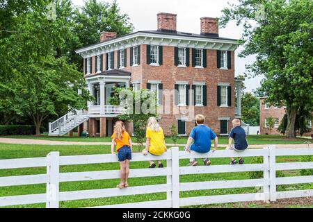 Virginia Newport News Lee Hall Mansion Geschichte historisch, junge Jungen Mädchen Mädchen Kind Kinder Kind Kinder sitzen Zaun, Stockfoto