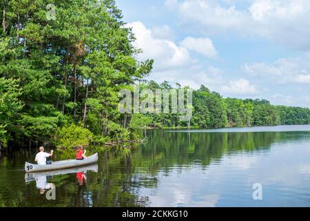 Virginia Newport News Park Erholung Natur Natur Landschaft, Mann Frau weiblich Paar Kanu Boot Paddel Wasser Beaverdam Creek, Stockfoto