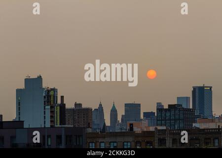 Rauch aus den Waldbränden an der Westküste kommt Mitte September in New York City an. Blick auf Lower Manhattan während der COVID-19 Pandemie. Stockfoto