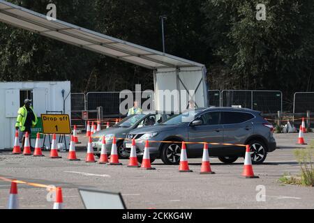 NUMMERNSCHILD UND GESICHTER VERPIXELT VON PA-PERSONAL, das in einem Coronavirus-Testzentrum im Chessington World of Adventures Resort im Südwesten Londons arbeitet. Stockfoto