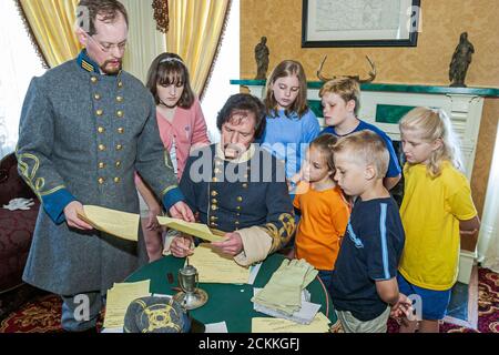 Virginia Newport News Lee Hall Mansion Plantagenhaus Geschichte historisch, Jungen Mädchen Mädchen Kinder führen Bürgerkrieg Reenac Stockfoto