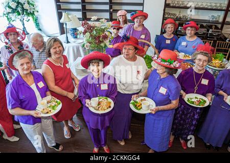Virginia Newport News The Boxwood Inn, Hotel Logging Inn, Red Hatters Frauen Frauenclub tragen Huthüte, Stockfoto