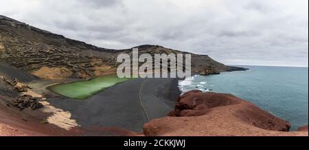 Panoramablick auf den vulkanischen grünen See und die Atlantik von Charco Verde auf Lanzarote Stockfoto