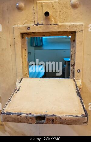 Öffnen Sie die Luke der Gefängniszelle mit einem Blick in die Cell Niederlande Stockfoto