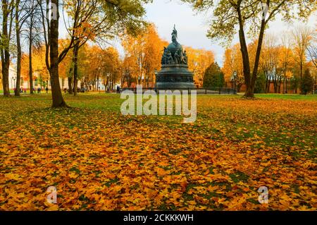 Weliki Nowgorod, Russland - Oktober 11,2019. Denkmal Millennium von Russland im Herbst Kreml Park Stockfoto