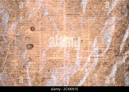 Alte zerknüllte Flecken Grunge recycelt Zeitung Papier Textur Hintergrund. Verschwommener Vintage Zeitung horizontaler Hintergrund. Zerknitterte strukturierte Papierseite Stockfoto