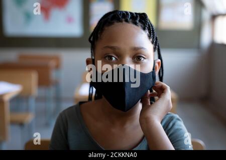 Portrait des Mädchens trägt Gesichtsmaske in der Schule Stockfoto