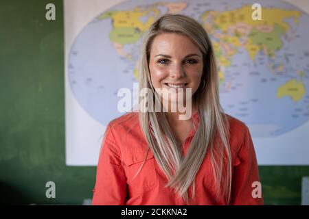 Portrait einer Lehrerin, die in der Schule lächelt Stockfoto