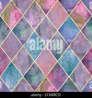 Aquarell argyle abstrakte geometrische Karo Nahtloses Muster mit Gold Glitter Linie Kontur. Aquarell Hand gezeichnet bunt lila Textur Hintergrund. Stockfoto