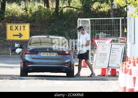 NUMMERNSCHILD VERPIXELT VON PA-BILDTISCH EIN Arzt nimmt einen Tupfer in einem Coronavirus-Testzentrum im Chessington World of Adventures Resort im Südwesten Londons. Stockfoto