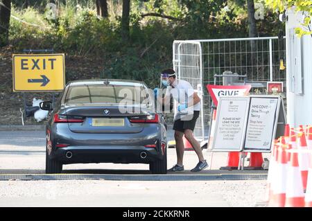NUMMERNSCHILD VERPIXELT VON PA-BILDTISCH EIN Arzt nimmt einen Tupfer in einem Coronavirus-Testzentrum im Chessington World of Adventures Resort im Südwesten Londons. Stockfoto