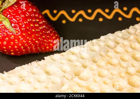 Frische Erdbeere und diabetische Diät-Knirschen - knusprige Waffelknusprenbrot aus Weizen, Textur Stockfoto