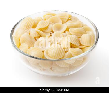 Ungekochte Orecchiette Pasta in Glasschale isoliert auf weißem Hintergrund Mit Beschneidungspfad Stockfoto