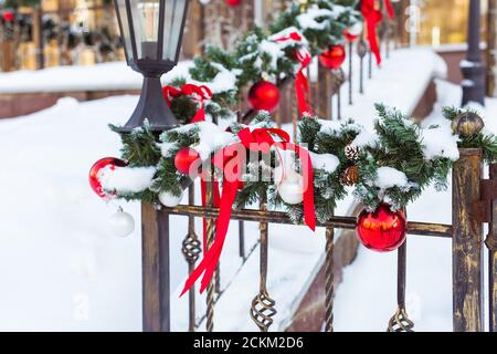 Weihnachten Stadtbild - Dekoration Geländer Veranda am Vorabend des Urlaubs. Weihnachtskugeln und Bänder. Winterurlaub. Stockfoto