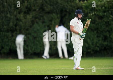 Cricket-Batsman wartet auf Fielder, um den Ball, den er für sechs getroffen zu finden. Stockfoto