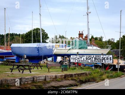 Bootswerft Zeichen für Harry King & Sons Yacht und Bootsbauer und Reparaturwerkstätten, bei Pin Mill am Fluss Orwell, Suffolk, East Anglia Stockfoto