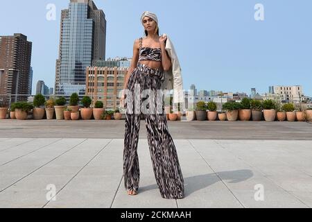 New York City, USA. September 2020. Ein Model spaziert während der Bronx und Banco Spring 2021 „The Retreat“ Show auf der New York Fashion Week 2020, die am 15. September 2020 auf dem Terrassendach der Spring Studios in New York, NY, stattfand. (Anthony Behar/Sipa USA) Quelle: SIPA USA/Alamy Live News Stockfoto