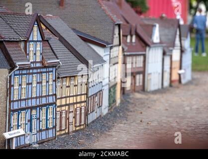 10. September 2020, Mecklenburg-Vorpommern, Bützow: Eine der Straßen der Miniaturstadt Bützow. Seit 1995 wurde das historische Zentrum der Kleinstadt bei Rostock im Maßstab 1:10 rekonstruiert. 145 Häuser wurden bereits gebaut, und es ist geplant, insgesamt 240 Gebäude originalgetreu im Zustand von 1850 bis 1910 zu rekonstruieren. Foto: Jens Büttner/dpa-Zentralbild/ZB Stockfoto