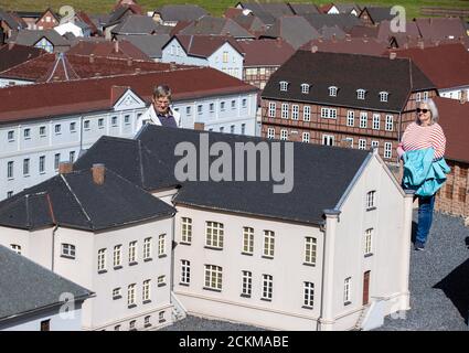 10. September 2020, Mecklenburg-Vorpommern, Bützow: Besucher sind in der Miniaturstadt Bützow unterwegs. Seit 1995 wurde das historische Stadtzentrum der Kleinstadt bei Rostock im Maßstab 1:10 rekonstruiert. Es wurden bereits 145 Häuser gebaut, und es ist geplant, insgesamt 240 Gebäude originalgetreu im Zustand von 1850 bis 1910 zu rekonstruieren. Foto: Jens Büttner/dpa-Zentralbild/ZB Stockfoto