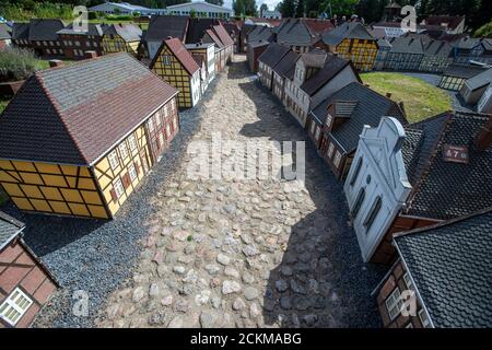 10. September 2020, Mecklenburg-Vorpommern, Bützow: Eine der Straßen der Miniaturstadt Bützow. Seit 1995 wurde das historische Zentrum der Kleinstadt bei Rostock im Maßstab 1:10 rekonstruiert. 145 Häuser wurden bereits gebaut, und es ist geplant, insgesamt 240 Gebäude originalgetreu im Zustand von 1850 bis 1910 zu rekonstruieren. Foto: Jens Büttner/dpa-Zentralbild/ZB Stockfoto