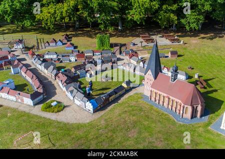 10. September 2020, Mecklenburg-Vorpommern, Bützow: Besucher sind in der Miniaturstadt Bützow unterwegs. (Luftaufnahme mit Drohne) seit 1995 wurde das historische Zentrum der Kleinstadt bei Rostock im Maßstab 1:10 rekonstruiert. Bereits 145 Häuser wurden gebaut, es ist geplant, insgesamt 240 Gebäude originalgetreu im Zustand von 1850 bis 1910 zu rekonstruieren. Foto: Jens Büttner/dpa-Zentralbild/ZB Stockfoto