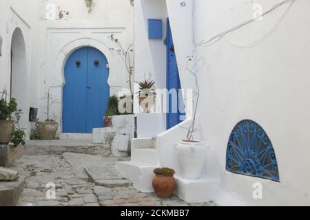 Eine traditionelle Tür in einer Gasse in der Altstadt von Sidi Bou Said in der Nähe der Stadt Tunis im Norden von Tunesien in Nordafrika, Tunesien, Sidi Bou Sair, Ma Stockfoto