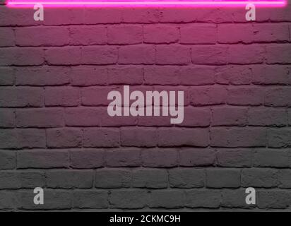 Ziegelwand mit pinkem Neonlicht für Werbeideen Stockfoto