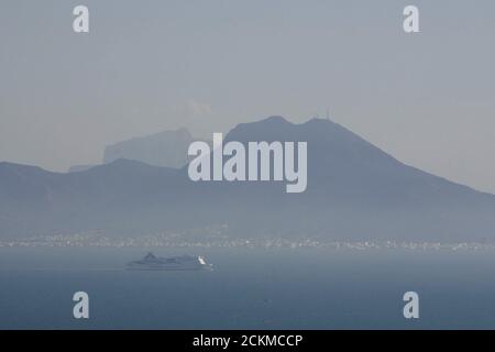 Der Blick auf das Meer in der Altstadt von Sidi Bou sagte in der Nähe der Stadt Tunis im Norden von Tunesien in Nordafrika, Tunesien, Sidi Bou Sair, März 2009 Stockfoto