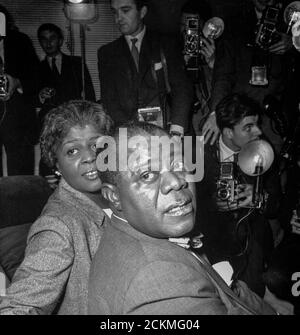 Afroamerikanischer Jazzsänger und Trompeter Louis Armstrong mit seiner Frau Lucile Wilson im Jahr 1960 Stockfoto