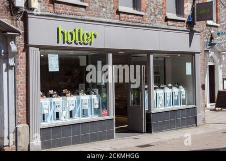 Der heißere Schuhladen in Dorchester, Dorset in Großbritannien, wurde am 20. Juli 2020 aufgenommen Stockfoto