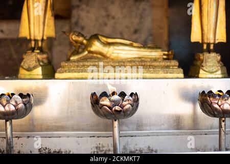 Kerzen an einem Tempel mit einem goldenen buddha im Hintergrund, thailand Stockfoto