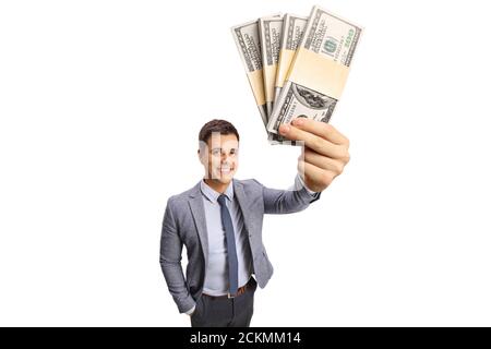 Professioneller junger Mann zeigt Stapel Geld vor Die Kamera ist auf weißem Hintergrund isoliert Stockfoto