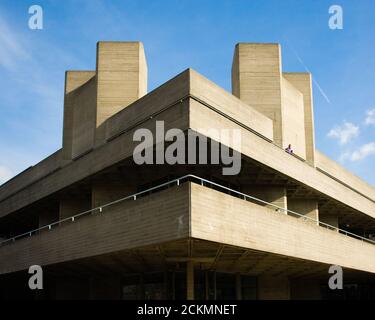 Quaderbeton des Royal National Theatre am Südufer Der Themse in London ein klassisches Beispiel der 60er Jahre Im Stil der Architektur Stockfoto