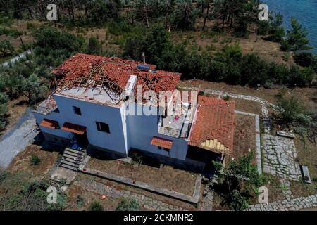 Nea Plagia, Chalkidiki, Griechenland - 10. Juli 2019: Luftaufnahme der beschädigten Dächer von Häusern in Nea Plagia nach einem Sturm und Tornados Stockfoto