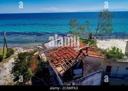 Nea Plagia, Chalkidiki, Griechenland - 10. Juli 2019: Luftaufnahme der beschädigten Dächer von Häusern in Nea Plagia nach einem Sturm und Tornados Stockfoto