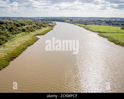 Der Fluss Avon Blick in Richtung Pille bei Flut als Von der Avonmouth-Brücke aus gesehen, die die Autobahn M5 in der Nähe führt Bristol Großbritannien Stockfoto