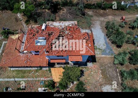 Nea Plagia, Chalkidiki, Griechenland - 10. Juli 2019: Luftaufnahme der beschädigten Dächer von Häusern in Nea Plagia nach einem Sturm und Tornados Stockfoto