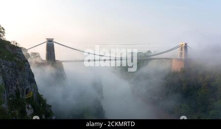 Ein Fotograf am Rande des Avon Gorge Shooting Morgendliche Inversionswolken über der Clifton Suspension Bridge in Bristol VEREINIGTES KÖNIGREICH Stockfoto