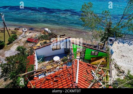 Nea Plagia, Chalkidiki, Griechenland - 10. Juli 2019: Luftaufnahme der beschädigten Dächer von Häusern in Nea Plagia nach einem Sturm und Tornados Stockfoto